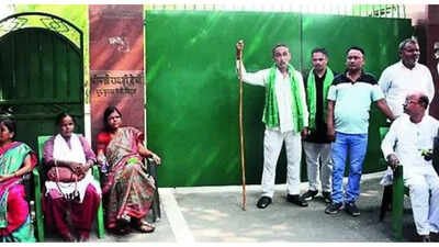 A fresh political controversy erupted in Bihar on Saturday after RJD chief Lalu Prasad, former chief minister Rabri Devi and leader of opposition in state assembly Tejashwi Prasad Yadav. Lalu Prasad's family sends back security, RJD workers with sticks step in