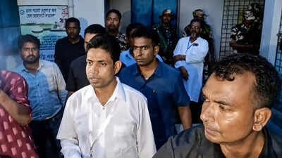 The Bengal Special Task Force (STF) and Darjeeling Police caught Trinamool neta Jahangir Khan, who was the party’s Falta candidate, from Panitanki Bazar on the India-Nepal border around 2.30 pm on Sunday. Chased across Bengal, tracked to Nepal border: How police finally caught TMC's Jahangir Khan