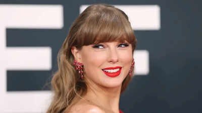 Patrick Mahomes' 3-year-old son spotted Taylor Swift's photo before noticing his own dad at Chiefs signing (Getty Images) Taylor Swift stole the show at Patrick Mahomes' $504M contract signing and it was a toddler who noticed her first