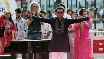 AR Rahman and Imtiaz Ali during the film promotion of Main Vaapas Aaunga at the Attari-Wagah border in Amritsar. (ANI/Photo) (Raminder Pal Singh) AR Rahman and Imtiaz Ali during the film promotion of Main Vaapas Aaunga at the Attari-Wagah border in Amritsar. (ANI/Photo) (Raminder Pal Singh)
