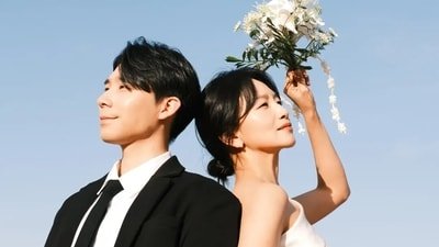 Musical theatre stars Lee Jun Woo and Baek Eun Hye during their wedding photoshoot.