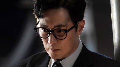 So Ji Sub in a still from Agent Kim Reactivated. (SBS/Netflix)
