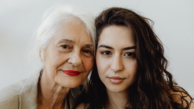 New scientific research suggests that ageing may not occur gradually throughout life. Studies from the Chinese Academy of Sciences and Stanford University indicate that the body experiences important biological shifts. Scientists have identified key ages when the body ages faster, and they’re earlier than most people think
