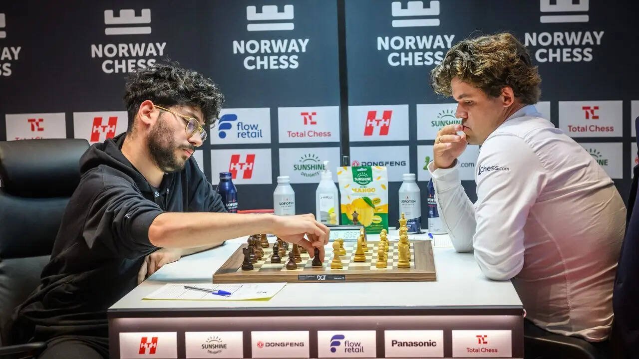 Alireza Firouzja vs Magnus Carlsen (Photo by Michal Walusza for Norway Chess)