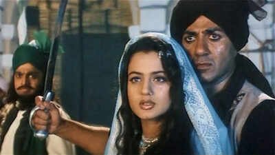 Ameesha Patel was called 'suicidal' for doing 'Gadar', she questioned 18-year age gap with Sunny Deol: 'You're out of your mini skirt, playing a Pakistani girl'