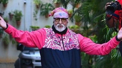 Amitabh Bachchan greeting fans and well-wishers outside Jalsa. (Amitabh Bachchan/Tumblr) Amitabh Bachchan greeting fans and well-wishers outside Jalsa. (Amitabh Bachchan/Tumblr)