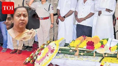 What happened at Bharathiraja’s funeral? Raadhika intervened to prevent the family rift from escalating