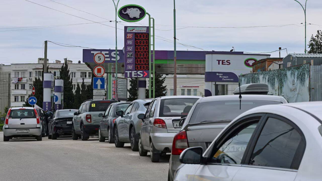 Cars queue for fuel at a gas station after the authorities restricted fuel sales in Crimea. Reuters<br>