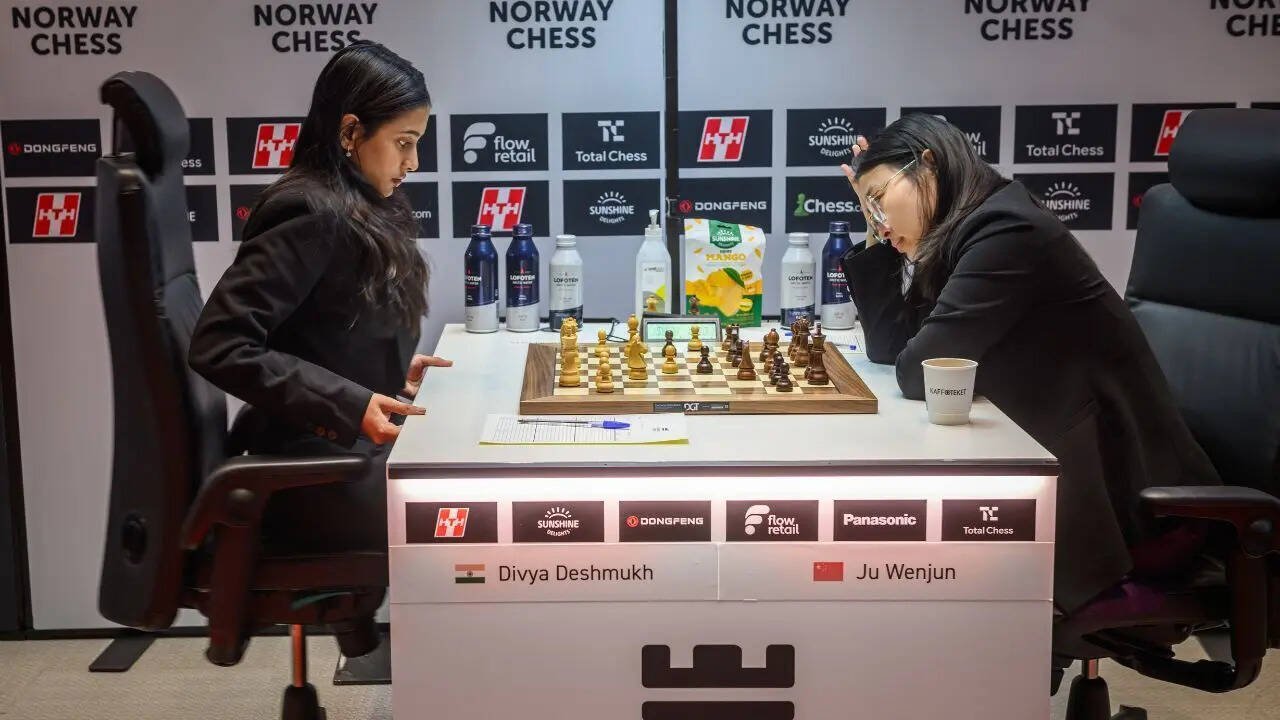 Divya Deshmukh vs Ju Wenjun (Photo by Michal Walusza for Norway Chess)