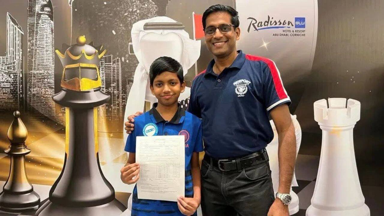 Ethan Vaz with his father Edwin Vaz (Photo by Aditya Sur Roy for ChessBase India)