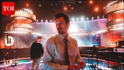 Harry Styles Harry Styles pays tribute to David Hockney with first Wembley show in 12 dates run