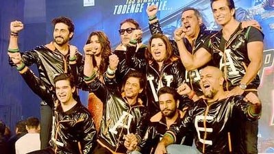 The entire team of Farah Khan's Happy New Year.
