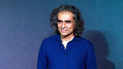 Imtiaz Ali gets emotional over industry’s love for ‘Main Vaapas Aaunga’, reveals Anurag Kashyap’s funny promise: 'Apne ghar mein tera mandir bana lunga' Imtiaz Ali gets emotional over industry’s love for ‘Main Vaapas Aaunga’, reveals Anurag Kashyap’s promise: 'Apne ghar mein tera mandir bana lunga'