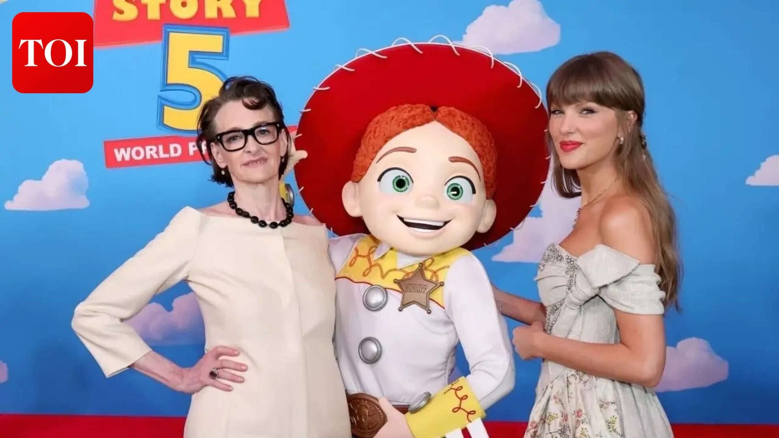 Joan Cusack and Taylor Swift<br>