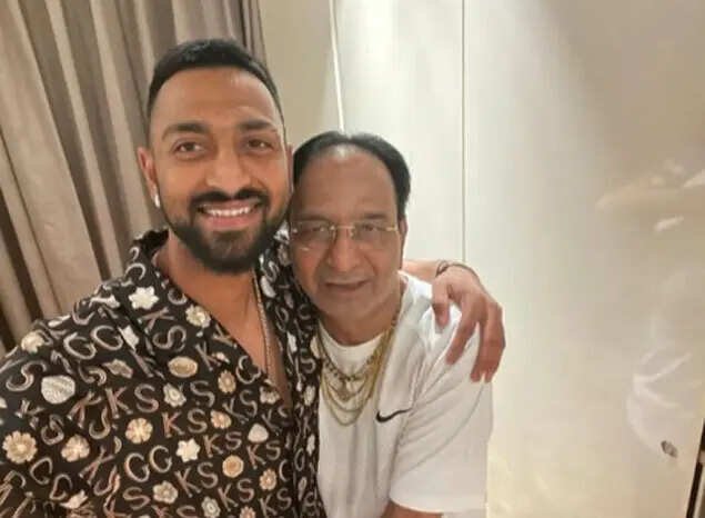 Krunal Pandya with his father (Image credit: Instagram)