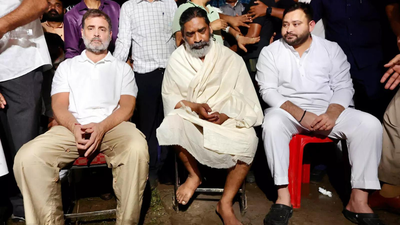 Lok Sabha LoP Rahul Gandhi, RJD leader Tejashwi Yadav with Jharkhand CM Hemant Soren during the funeral of former Jharkhand CM Shibu Soren 2 seats, 3 candidates: Can INDIA bloc hold its flock together for Rajya Sabha polls in Jharkhand?