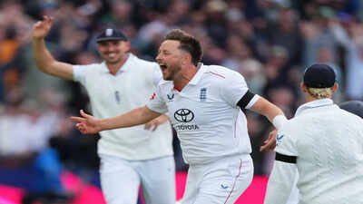 England suffer major blow as Ollie Robinson ruled out of second test against New Zealand