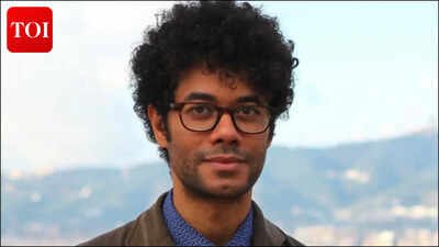 Richard Ayoade involved but unhurt in dramatic South East London car crash: ‘Everyone froze at the sound of twisted metal’ Richard Ayoade involved but unhurt in dramatic South East London car crash: ‘Everyone froze at the sound of twisted metal’