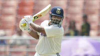 'Why would anyone tell him how to bat?': Sitanshu Kotak backs Rishabh Pant's attacking approach