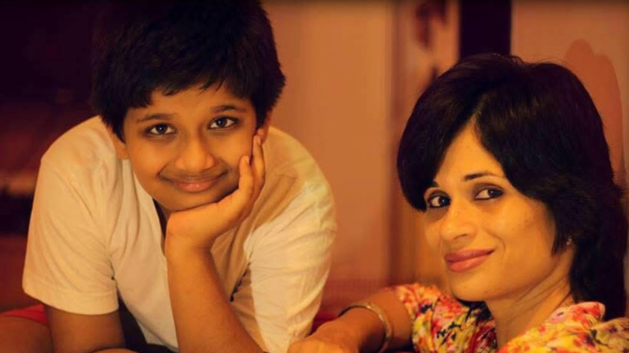 Sayuri Dalvi with her son Vihaan. (Image Courtesy: Instagram/@savitales_)