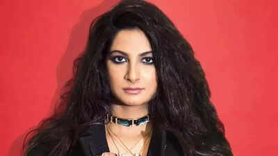 Sonam Kapoor's sister Rhea Kapoor reports theft of earrings valued at Rs 1.35 crore Sonam Kapoor's sister Rhea Kapoor's team reports shocking theft of Rs 1.35 crore diamond earrings rented for New York trip from makeup artist's bag
