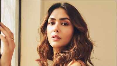 Mrunal Thakur's Andheri West "jodi" flat blends English elegance with Indian warmth. Highlights include a Kashmiri-carpeted living room, a boho-gypsy master bedroom, a serene mandir corner, marble bathrooms, a modular kitchen, and a skyline-view balcony. The home also features a yoga corner, gym, and styling area supporting her wellness and career. Inside Mrunal Thakur’s Mumbai house: Tour the stunning 'jodi' flat with high-rise balcony, Kashmiri carpets and minimalist mandir