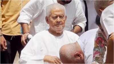 Veteran composer Pyarelal Sharma bid an emotional farewell to his wife, Sunila Pyarelal Sharma, in a wheelchair during her last rites in Mumbai on July 13. Sunila, fondly called "Amma," passed away on July 12 at 78. The Sharma family shared a heartfelt statement, thanking well-wishers for their support and prayers. Pyarelal Sharma bids final goodbye to wife Sunila Sharma in wheelchair - watch video