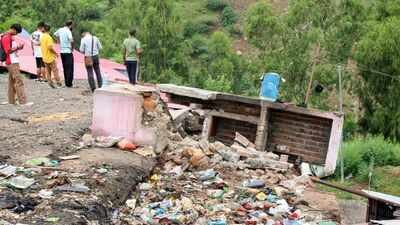 Fresh landslide kills seven in rain-ravaged Poonch, J&K toll rises to 17 Fresh landslide kills seven in rain-ravaged Poonch, J&K toll rises to 17