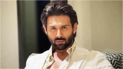Kartik Aaryan's fantasy comedy 'Naagzilla' has wrapped shooting, with the final Mumbai schedule completed on July 26. Ravi Kishan, Mrighdeep Singh Lamba and team celebrated with a cake, coinciding with Lamba's birthday. Aaryan had finished earlier. Produced by Dharma Productions and Mahaveer Jain Films, 'Naagzilla' releases in cinemas on February 12, 2027. Kartik Aaryan starrer 'Naagzilla' completes filming; makers celebrate wrap with cake and team festivities