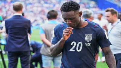 United States' Folarin Balogun (20) walks off the pitch after losing to Belgium. (AP Photo) 'It's not his fault': Belgium coach Rudi Garcia defends Folarin Balogun after FIFA controversy ends in USA exit