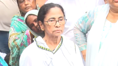Eggs thrown at Mamata Banerjee's rally in West Bengal 'Chor, chor': Eggs thrown at Mamata Banerjee's rally in West Bengal; watch