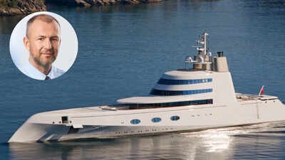 This Russian billionaire’s designer $300 million superyacht left Dubai and confidently sailed through the Strait of Hormuz While commercial ships and oil tankers struggled to get by, this Soviet-born billionaire’s $300 million superyacht left Dubai and cruised through the Strait of Hormuz on a 2,000-mile journey to the Maldives
