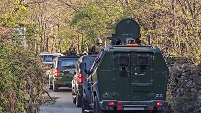 Suspected terrorists target police party in Anantnag, policeman injured Suspected terrorists open fire on police party in J&K's Anantnag, cop injured