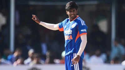 India's bowler Mayank Yadav (AP Photo/Wonder Mashura) Mayank Yadav equals Bhuvneshwar Kumar's T20I Record with first-ball wicket against Zimbabwe