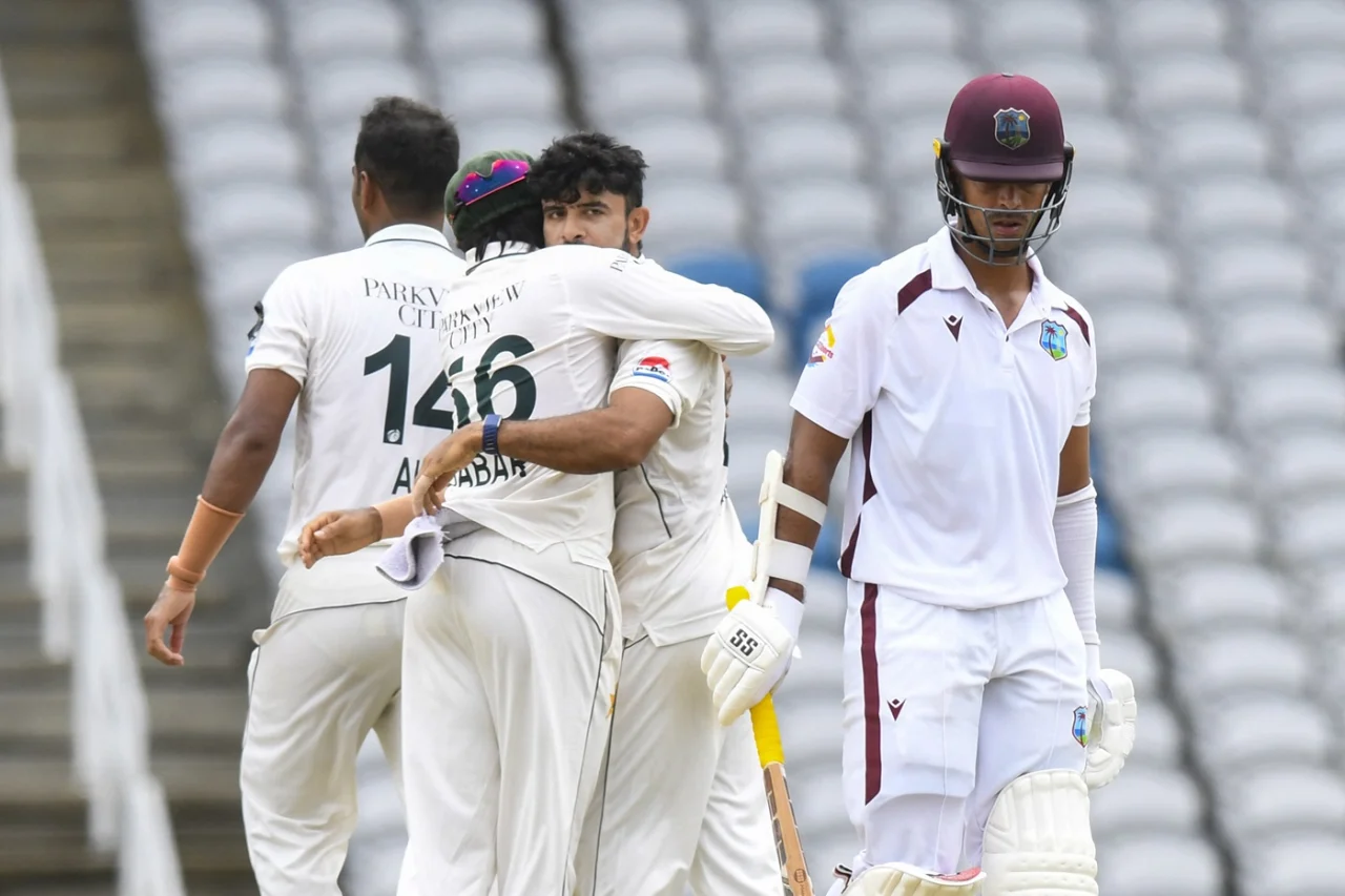 Hodge keeps WI steady against unyielding Pakistan pacers on a truncated Day 1