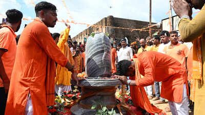 Hindu outfit installs Shivling near mosque in West Bengal