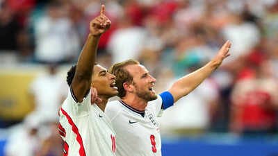 Jude Bellingham, left, and Harry Kane (AP Photo) Harry Kane, Jude Bellingham script FIFA World Cup history, become first pair to...