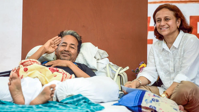 Environmentalist Sonam Wangchuk with his wife Gitanjali J Angmo on the 20th day of his indefinite hunger strike at Jantar Mantar in Delhi. US-based Hindu rights group backs Sonam Wangchuk's hunger strike, plans Washington rally