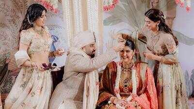 First wedding pictures! Anshula Kapoor marries longtime beau Rohan Thakkar; Janhvi Kapoor and Khushi Kapoor help their 'jiju' apply sindoor First wedding pictures! Anshula Kapoor marries longtime beau Rohan Thakkar; Janhvi Kapoor and Khushi Kapoor help their 'jiju' apply sindoor