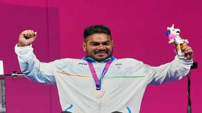 India's Jhandu Kumar celebrates his bronze medal. (AP Photo) 'Aap ka beta sab jhandu kar diya': India's CWG 2026 medallist reveals the painful story behind his name 'Jhandu' Kumar