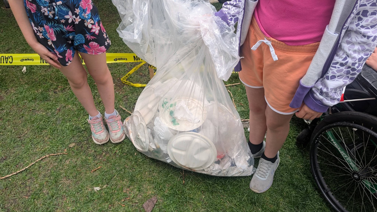 Lace then took a plastic bag from a food stall and began collecting garbage with her daughters.