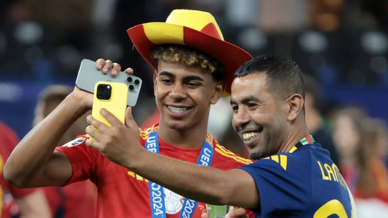 Lamine Yamal with his father, Mounir Nasraoui