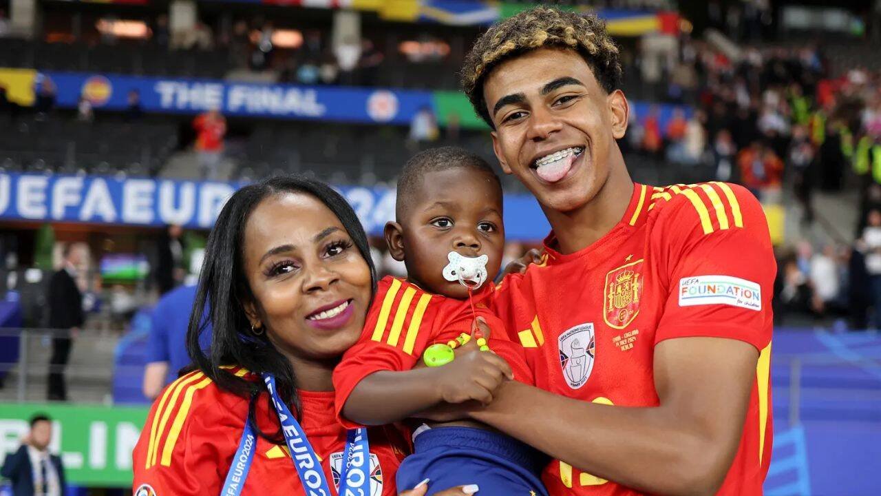 Lamine Yamal with his Mother, Sheila Ebana, and his brother