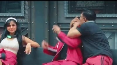 Ram Kapoor held Varun Yadav's face and kissed him. Ram Kapoor held Varun Yadav's face and kissed him.
