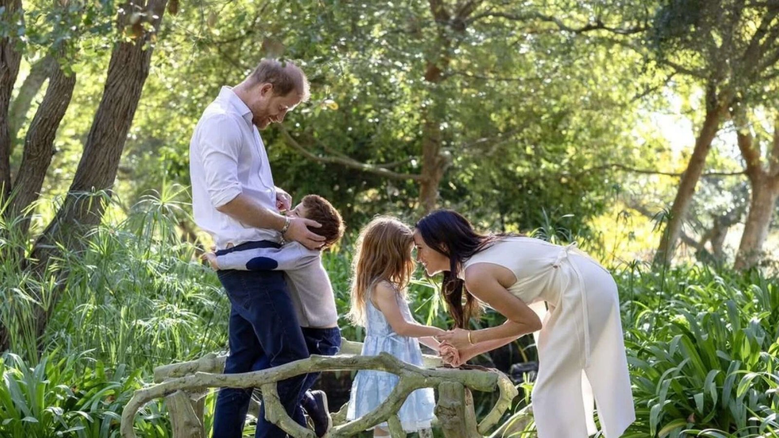 Meghan Markle and Prince Harry visit the UK with their children<br>