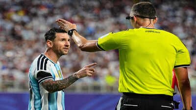 Lionel Messi involved in heated exchange with referee during Argentina's World Cup win