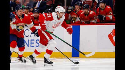 Detroit Red Wings left wing James van Riemsdyk (21) skates on the ice during a NHL game between the Detroit Red Wings and the Florida Panthers on April 15, 2026 at Amerant Bank Arena in Sunrise, FL.(Photo by Chris Arjoon/Icon Sportswire via Getty Images) NHL Free Agency Rumor: Toronto Maple Leafs linked with veteran forward James van Riemsdyk after 31-point Detroit Red Wings season