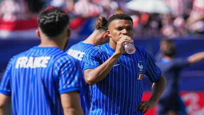 France's Kylian Mbappe (10) drinks water during the warm up ahead of the World Cup round of 16 soccer match between Paraguay and France in Philadelphia, Saturday, July 4, 2026. (AP Photo/Martin Meissner) France vs Paraguay becomes one of hottest World Cup matches ever as extreme heatwave grips Philadelphia city