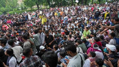 Police and RAF personnel used lathis to disperse the crowd and prevent the march from proceeding. CJP's 'Chalo Sansad' march: Clash breaks out between RPF personnel and protesters; police use lathis to disperse crowd