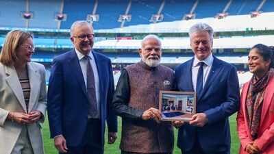Prime Minister Narendra Modi gifted former Australian cricketer Steve Waugh a nearly 20-year-old photograph (IANS Photo) PM Modi gifts Steve Waugh rare framed photo during MCG visit